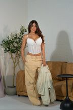 Jean Europeo Beige + Corset Blanco + Chaqueta Cuero Beige